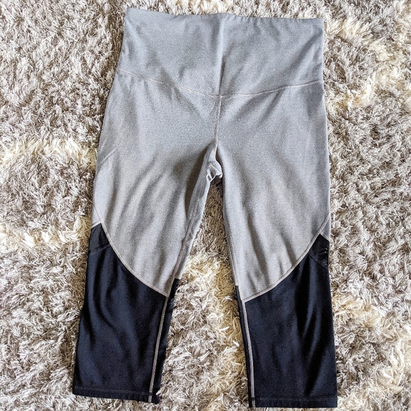 GAPFIT MATERNITY | 2 PAIRS Full Panel Maternity Crop Blackout Leggings - Picture 3 of 11